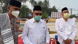 Bupati Kaimana, Hasan Achmad (tengah) usai mengikuti Salat Istisqa di Lapangan Apel Mapolres Kaimana. (KabarPapua.co/Yosias Wambrauw)