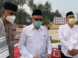 Bupati Kaimana, Hasan Achmad (tengah) usai mengikuti Salat Istisqa di Lapangan Apel Mapolres Kaimana. (KabarPapua.co/Yosias Wambrauw)