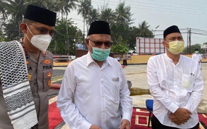 
					Bupati Kaimana, Hasan Achmad (tengah) usai mengikuti Salat Istisqa di Lapangan Apel Mapolres Kaimana. (KabarPapua.co/Yosias Wambrauw)