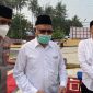 Bupati Kaimana, Hasan Achmad (tengah) usai mengikuti Salat Istisqa di Lapangan Apel Mapolres Kaimana. (KabarPapua.co/Yosias Wambrauw)