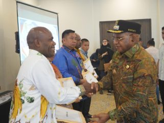 Pemkab Puncak melalui Bupati Puncak Elvis Tabuni resmi menyerahkan DPA Perubahan TA 2026 kepada seluruh OPD Kabupaten Puncak. (Foto dok: Diskominfo Puncak)
