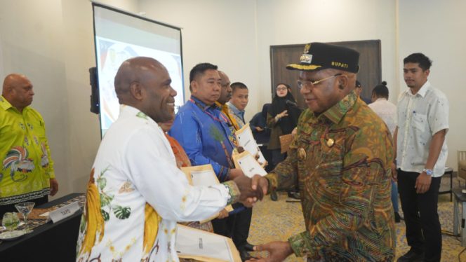 
					Pemkab Puncak melalui Bupati Puncak Elvis Tabuni resmi menyerahkan DPA Perubahan TA 2026 kepada seluruh OPD Kabupaten Puncak. (Foto dok: Diskominfo Puncak)