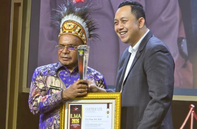
					Saat Bupati Puncak Elvis Tabuni menerima penghargaan Pemimpin Terbaik dalam Resiliensi Krisis Dataran Tinggi dan Mitigasi Geo-Iklim Nasional. (Foto dok: Kominfo Puncak)