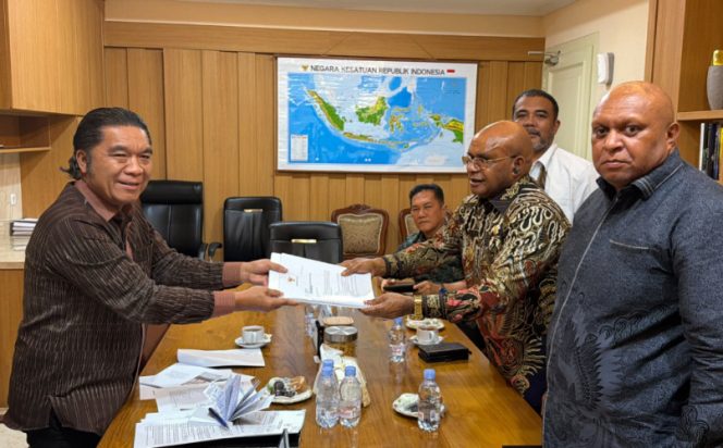 
					Bupati Puncak Elvis Tabuni bersama jajarannya bertemu Setwapres RI di Istana Wakil Presiden, Jakarta, Senin, 19 Oktober 2026. (Foto dok: Diskominfo Puncak)

