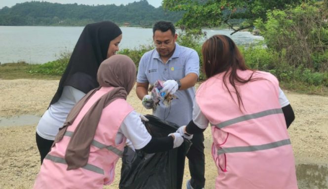 
					PLN Indonesia Power UBP Holtekamp bersinergi dengan Srikandi UBP Holtekamp Jayapura melaksanakan kegiatan “Coastal Clean-Up” di pesisir Pantai Holtekamp, Kota Jayapura, Papua, Jumat, 9 Oktober 2026. (Foto dok: PLN Indonesia Power UBP Holtekamp)