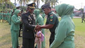 Dandim 1709 Yawa Letkol Inf Ahmad Albar memberikan ucapan selamat kepada salah satu prajurit yang memperoleh kenaikan pangkat. (Foto dok: Humas Kodim 1709 Yawa)