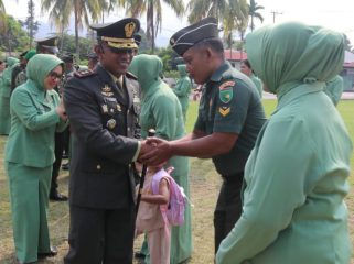 Dandim 1709 Yawa Letkol Inf Ahmad Albar memberikan ucapan selamat kepada salah satu prajurit yang memperoleh kenaikan pangkat. (Foto dok: Humas Kodim 1709 Yawa)