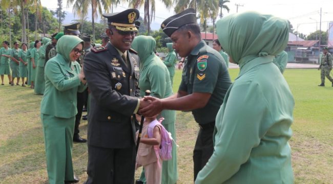 Dandim 1709 Yawa Letkol Inf Ahmad Albar memberikan ucapan selamat kepada salah satu prajurit yang memperoleh kenaikan pangkat. (Foto dok: Humas Kodim 1709 Yawa)