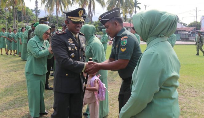 
					Dandim 1709 Yawa Letkol Inf Ahmad Albar memberikan ucapan selamat kepada salah satu prajurit yang memperoleh kenaikan pangkat. (Foto dok: Humas Kodim 1709 Yawa)