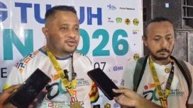 Ketua DPRP Papua, Denny H. Bonai yang juga bagian dari alumni SMAN 1 Serui Angkatan 2007 saat diwawancara wartawan. (KabarPapua.co/Agies Pranoto)