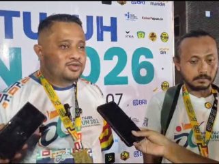 Ketua DPRP Papua, Denny H. Bonai yang juga bagian dari alumni SMAN 1 Serui Angkatan 2007 saat diwawancara wartawan. (KabarPapua.co/Agies Pranoto)