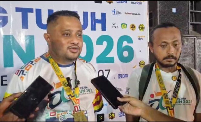 
					Ketua DPRP Papua, Denny H. Bonai yang juga bagian dari alumni SMAN 1 Serui Angkatan 2007 saat diwawancara wartawan. (KabarPapua.co/Agies Pranoto)