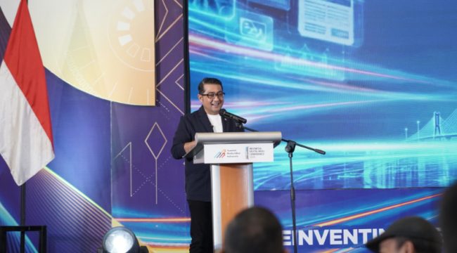 Menteri Ekonomi Kreatif sekaligus Kepala Badan Ekonomi Kreatif RI, Teuku Riefky Harsya dalam sambutan kunci pada Indonesia Digital Media Conference (IDMC) 2026 di Surabaya. (Foto dok: IST)