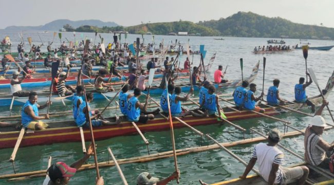 Suasana pelaksanaan lomba perahu dalam Festival Arus Ansus yang digelar selama 3 hari di Ansus, Distrik  Yapen Barat, Kepulauan Yapen, Papua. (KabarPapua.co/Ainun Faathirjal)