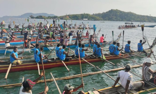 
					Suasana pelaksanaan lomba perahu dalam Festival Arus Ansus yang digelar selama 3 hari di Ansus, Distrik  Yapen Barat, Kepulauan Yapen, Papua. (KabarPapua.co/Ainun Faathirjal)