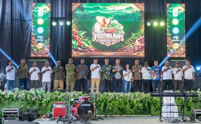 
					Berfoto bersama dalam kegiatan Festival Kopi Papua Tengah 2026. (KabarPapua.co/Agies Pranoto)