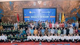Civitas akademika Uncen dan narasumber eksekutif PTFI berfoto bersama setelah kegiatan Eksekutif Mengajar #2 sebagai wujud nyata sinergi untuk Papua. (Foto dok: PTFI)