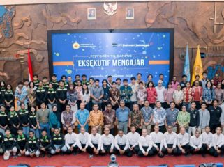 Civitas akademika Uncen dan narasumber eksekutif PTFI berfoto bersama setelah kegiatan Eksekutif Mengajar #2 sebagai wujud nyata sinergi untuk Papua. (Foto dok: PTFI)