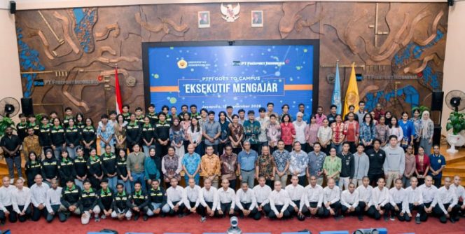
					Civitas akademika Uncen dan narasumber eksekutif PTFI berfoto bersama setelah kegiatan Eksekutif Mengajar #2 sebagai wujud nyata sinergi untuk Papua. (Foto dok: PTFI)