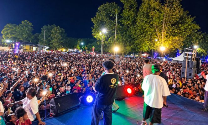 
					Suasana meriah dan penuh antusiasme mewarnai pelaksanaan kegiatan Kosong Tujuh Fun Run 2026 yang dilanjutkan dengan hiburan rakyat. (KabarPapua.co/Agies Pranoto)