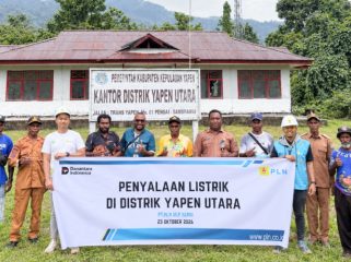 Penyalaan listrik di empat kampung di wilayah Yapen Utara, Kabupaten Kepulauan Yapen, sebagai upaya PLN memperluas akses listrik bagi masyarakat. (Foto dok: IST)
