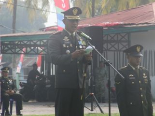 Dandim 1709 Yawa Letkol Inf Ahmad Albar saat memimpin upacara HUT Ke-81 TNI di Lapangan Sapta Marga, Serui. (KabarPapua.co/Ainun Faathirjal)
