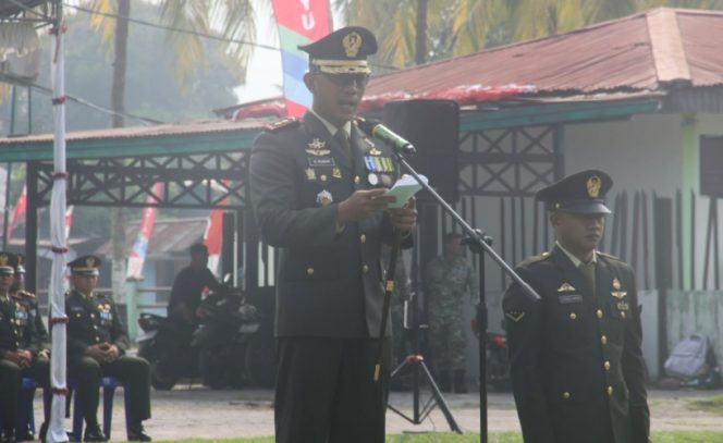 
					Dandim 1709 Yawa Letkol Inf Ahmad Albar saat memimpin upacara HUT Ke-81 TNI di Lapangan Sapta Marga, Serui. (KabarPapua.co/Ainun Faathirjal)
