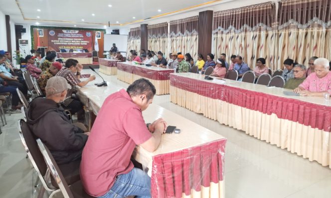 
					Musyawarah Cabang IKEMAL Yapen diikuti perwakilan empat kerukunan keluarga Maluku di Kabupaten Kepulauan Yapen. (KabarPapua.co/Ainun Faathirjal)