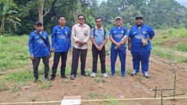 Tim Kemenag Kepulauan Yapen melakukan pengukuran arah kiblat di lokasi Makam Islam Kandowarira. (KabarPapua.co/Ainun Faathirjal)
