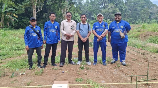 Tim Kemenag Kepulauan Yapen melakukan pengukuran arah kiblat di lokasi Makam Islam Kandowarira. (KabarPapua.co/Ainun Faathirjal)