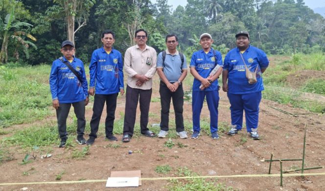 
					Tim Kemenag Kepulauan Yapen melakukan pengukuran arah kiblat di lokasi Makam Islam Kandowarira. (KabarPapua.co/Ainun Faathirjal)