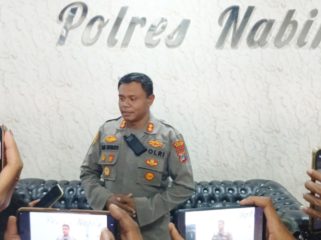 Kapolres Nabire AKBP Samauel D. Tatiratu saat memberikan keterangan kepada wartawan di Nabire. (KabarPapua.co/Agies Pranoto) 
