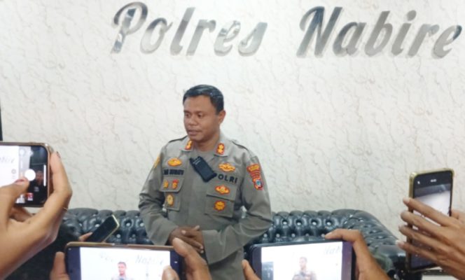 
					Kapolres Nabire AKBP Samauel D. Tatiratu saat memberikan keterangan kepada wartawan di Nabire. (KabarPapua.co/Agies Pranoto) 