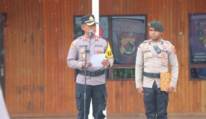
					Kapolres Waropen AKBP Tofan Irdiyanto memimpin Apel Gelar Pasukan Operasi Patuh Cartenz 2026 di Mako Polres Waropen. (Foto dok: Humas Polres Waropen).