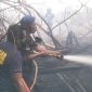 Personil BPBD dan Dinas pemadam kebakaran Kabupaten Kaimana saat berupaya memadamkan api. (Foto dok: IST)