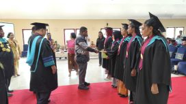 Bupati Kepulauan Yapen, Benyamin Arisoy dan Direktur Poltekkes Kemenkes Jayapura, Budi Kristanto menghadiri wisuda 36 lulusan DIII Keperawatan Poltekkes Kemenkes Jayapura di Serui. (KabarPapua.co/Ainun Faathirjal)