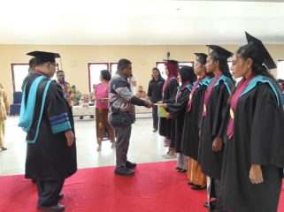 Bupati Kepulauan Yapen, Benyamin Arisoy dan Direktur Poltekkes Kemenkes Jayapura, Budi Kristanto menghadiri wisuda 36 lulusan DIII Keperawatan Poltekkes Kemenkes Jayapura di Serui. (KabarPapua.co/Ainun Faathirjal)
