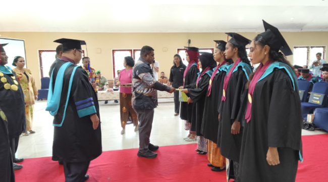 Bupati Kepulauan Yapen, Benyamin Arisoy dan Direktur Poltekkes Kemenkes Jayapura, Budi Kristanto menghadiri wisuda 36 lulusan DIII Keperawatan Poltekkes Kemenkes Jayapura di Serui. (KabarPapua.co/Ainun Faathirjal)
