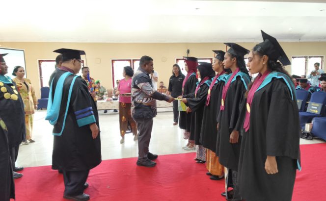 
					Bupati Kepulauan Yapen, Benyamin Arisoy dan Direktur Poltekkes Kemenkes Jayapura, Budi Kristanto menghadiri wisuda 36 lulusan DIII Keperawatan Poltekkes Kemenkes Jayapura di Serui. (KabarPapua.co/Ainun Faathirjal)