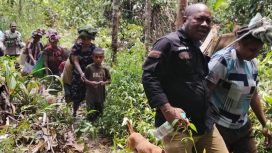 Komnas HAM Papua memulangkan para pengungsi yang berasal dari Maybrat. Foto: Komnas HAM Papua.