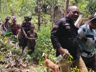 Komnas HAM Papua memulangkan para pengungsi yang berasal dari Maybrat. Foto: Komnas HAM Papua.