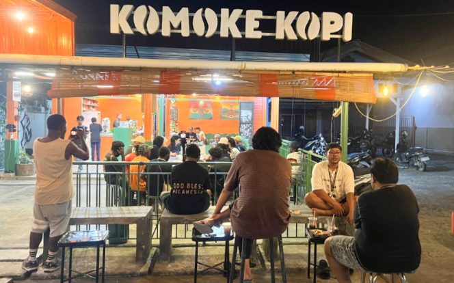 
					Suasana kedai Komoke Kopi di Nabire, Papua Tengah. (KabarPapua.co/Agies Pranoto) 
