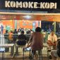 Suasana kedai Komoke Kopi di Nabire, Papua Tengah. (KabarPapua.co/Agies Pranoto) 