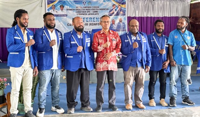 
					Plt Sekda Jayawijaya Tinggal Wusono bersama Sekertaris DPD GAMKI Papua Pegunungan Imanuel Rumere dan Pengurus GAMKI Kabupaten Jayawijaya. (KabarPapua.co/Agris Wistrijaya)
