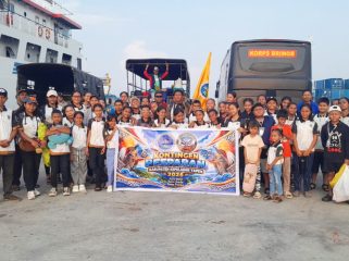 Kontingen Pesparani Katolik Kabupaten Yapen saat tiba di Biak Numfor. (KabarPapua.co/Agies Pranoto)