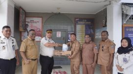 Wakil Bupati Kepulauan Yapen, Roi Palunga menyerahkan bantuan kebersihan dan masker kepada Lapas Kelas IIB Serui. (Foto dok: IST)