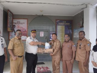 Wakil Bupati Kepulauan Yapen, Roi Palunga menyerahkan bantuan kebersihan dan masker kepada Lapas Kelas IIB Serui. (Foto dok: IST)