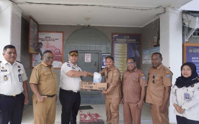 
					Wakil Bupati Kepulauan Yapen, Roi Palunga menyerahkan bantuan kebersihan dan masker kepada Lapas Kelas IIB Serui. (Foto dok: IST)