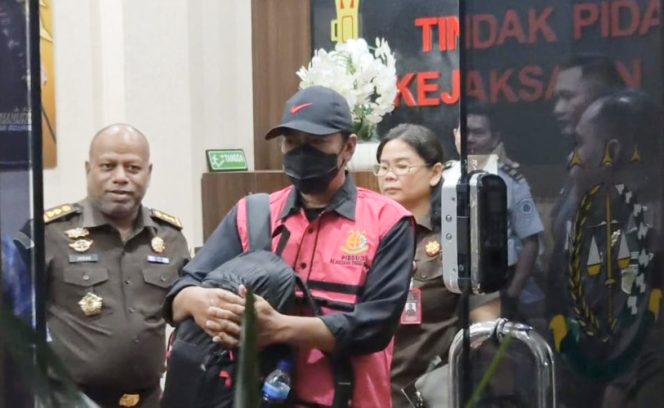 
					Mantan Kadis PUPR Boven Digoel berinisial FT ditetapkan kejaksaan sebagai tersangka kasus dugaan korupsi pembangunan dua proyek jalan tahun anggaran 2023 yang mengakibatkan kerugian negara Rp10,64 miliar. (KabarPapua.co/Imelda)