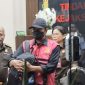 Mantan Kadis PUPR Boven Digoel berinisial FT ditetapkan kejaksaan sebagai tersangka kasus dugaan korupsi pembangunan dua proyek jalan tahun anggaran 2023 yang mengakibatkan kerugian negara Rp10,64 miliar. (KabarPapua.co/Imelda)